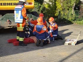 Verletzte müssen versorgt werden, auch das gehört zur Ausbildung in der Jugendfeuerwehr. Verletzte müssen versorgt werden