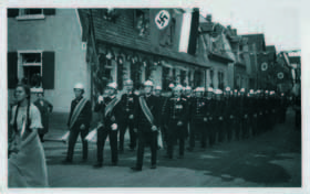 Teilnahme an einem Festumzug um 1935 (Schloßstraße Ecke Ringstraße) Teilnahme an einem Festumzug um 1935 (Schloßstraße Ecke Ringstraße)