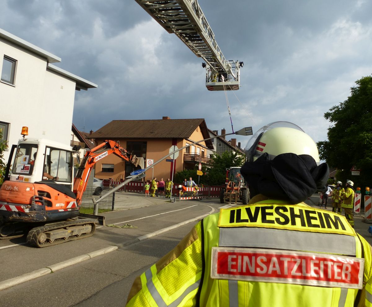 Straßenlaterne droht umzufallen