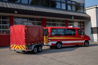 Schlauchanhänger mit MTW als Zugfahrzeug