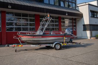 Mehrzweckboot Mehrzweckboot mit MTW als Zugfahrzeug