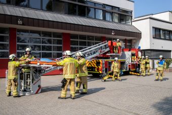 Drehleiter mit Korb Drehleiter mit Korb von hinten