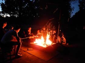 Lagerfeuer während des Zeltlagers