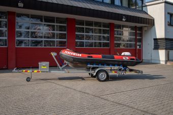 Rettungsboot mit MTW als Zugfahrzeug